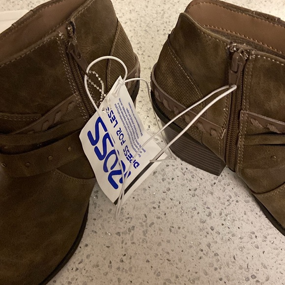 NWT! Jellypop Gray Short Embellished Zip Up Ankle Boots Sz 7 with heel! - Picture 3 of 7